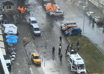 Turchia, gruppo curdo Tak rivendica attentato a Izmir Turchia, gruppo curdo Tak rivendica attentato a Izmir